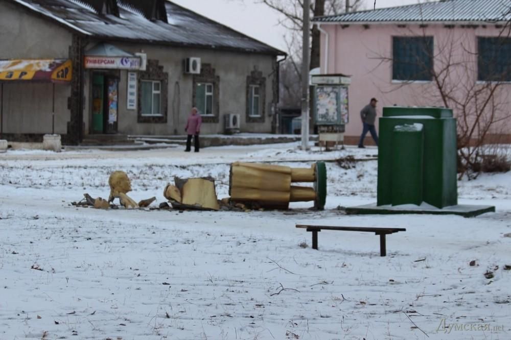 В Одесской области повалили еще одного Ленина (фото)